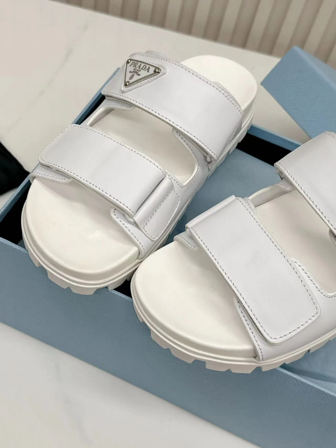 👟👟Ex-factory price 460👟👟 Prada2025’s latest Prada slippers, the slippers reveal a feminine atmosphere in a minimalist design. Triangular logo embellishment is eye-catching. Upper calfskin metal triangle logo 2 cm rubber sole Concave sole pattern Rubber sole Size 35---41